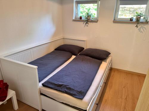 uma cama num quarto com duas almofadas em Holiday apartment in Gmunden 