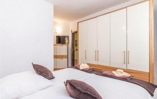 1 dormitorio con 1 cama con armarios blancos en Villa Celine Istria, en Radetići