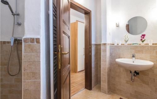 y baño con lavabo y espejo. en Villa Celine Istria, en Radetići