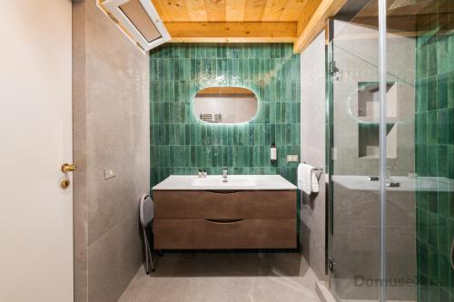 uma casa de banho com um lavatório e um chuveiro em De Cesare53 By DomusExtra em Nápoles