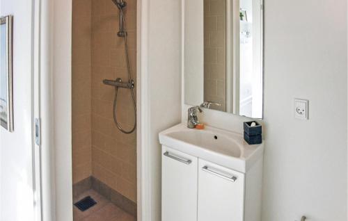 biała łazienka z umywalką i prysznicem w obiekcie Awesome Apartment In Bagenkop With 3 Bedrooms, Sauna And Wifi w mieście Bagenkop