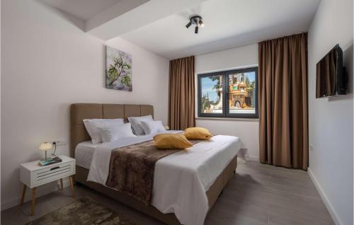 - une chambre avec un lit doté de draps blancs et une fenêtre dans l'établissement Villa Soline, à Sukošan