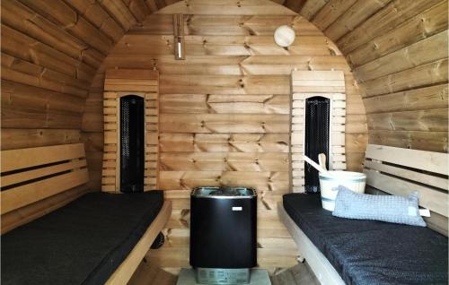 Cette petite cabine comprend 2 lits et 2 fenêtres. dans l'établissement 6 Bedroom Beautiful Home In Knesselare, à Knesselare