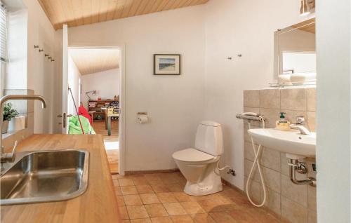 Et badeværelse på Stunning Home In Hjby With 5 Bedrooms And Wifi