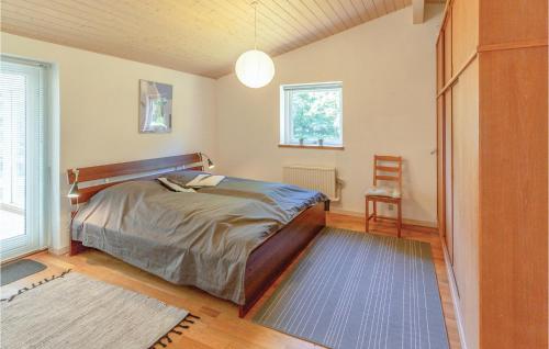 En eller flere senge i et værelse på Stunning Home In Hjby With 5 Bedrooms And Wifi
