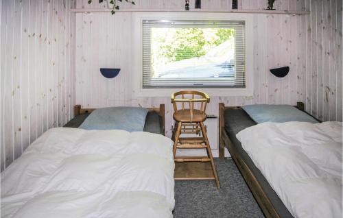 HumbleにあるAwesome Home In Humble With 3 Bedrooms, Sauna And Wifiのベッドルーム1室(ベッド2台、椅子、窓付)