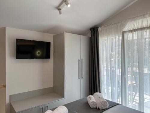 パルガにあるMaDi’s Homeの壁にテレビが付いたベッドのある寝室