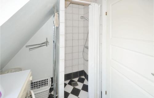 エーベルトフトにあるAwesome Apartment In Ebeltoft With Kitchenの白いバスルーム(シャワー、シンク付)