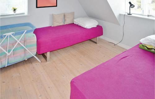 エーベルトフトにあるAwesome Apartment In Ebeltoft With Kitchenの紫色のソファが備わる部屋