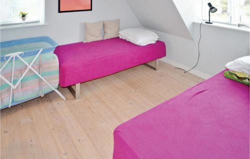 エーベルトフトにあるAmazing Apartment In Ebeltoft With 3 Bedrooms And Wifiの紫色のソファが備わる部屋