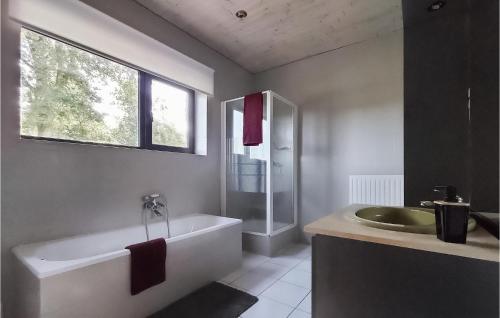 een badkamer met een bad en een wastafel bij Pet Friendly Home In As With Wifi in As