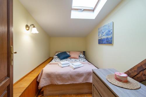 - une chambre avec un lit et 2 serviettes dans l'établissement Barbakan gate apartment, à Cracovie