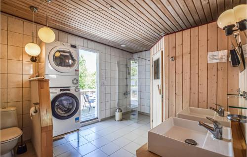 Koupelna v ubytování Nice Home In Vig With Sauna