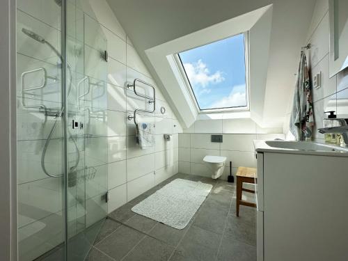 ein Bad mit einer Dusche, einem WC und einem Fenster in der Unterkunft Unique holiday home 10 meters from the water at Lilla Fjellsholmen in Kärna