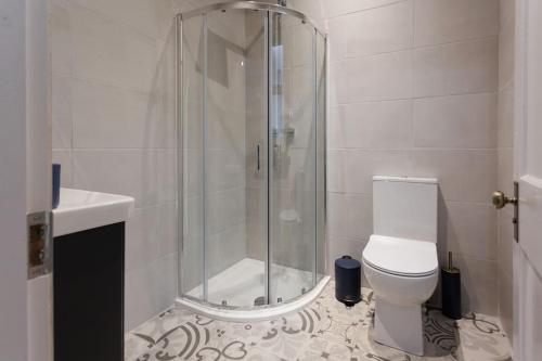 La salle de bains est pourvue d'une douche, de toilettes et d'un lavabo. dans l'établissement The Views Cottage, à Newcastle