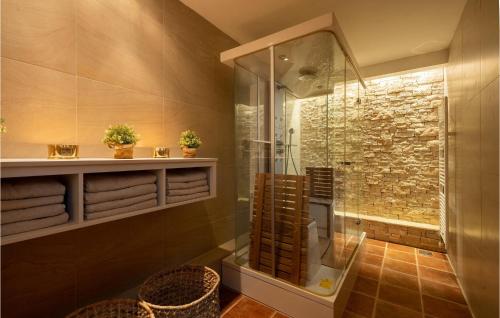 een badkamer met een douche en een glazen douchecabine bij Villa Barotul in Pašman