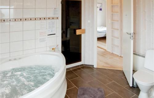 Spodsbjergにある3 Bedroom Cozy Home In Rudkbingのバスルーム(バスタブ、トイレ付)