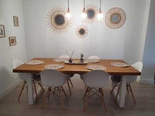 mesa de comedor con sillas blancas y espejos en Villa Lago Golf, 300m construidos, en Jerez de la Frontera