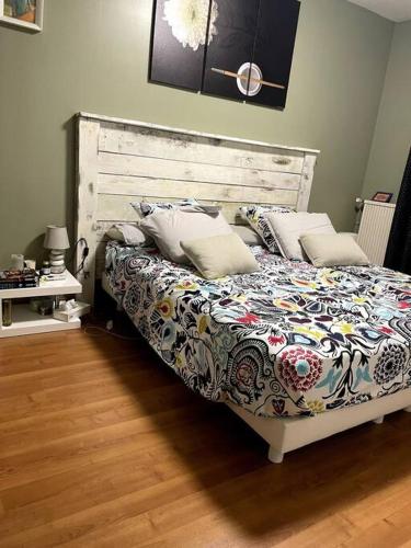 - une chambre avec un lit doté d'une couette et d'oreillers dans l'établissement Très belle villa , calme et cosy ,6 personnes 10 mns des plages, à Martigues