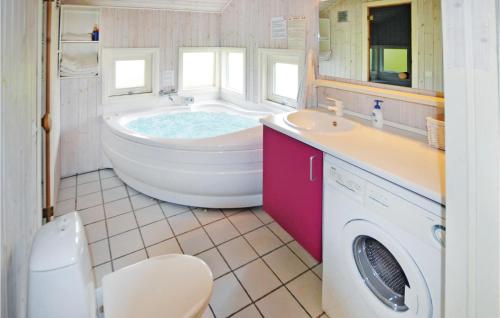 オテルプにあるNice Home In Otterup With 3 Bedrooms, Sauna And Wifiのバスルーム(バスタブ、トイレ、シンク付)