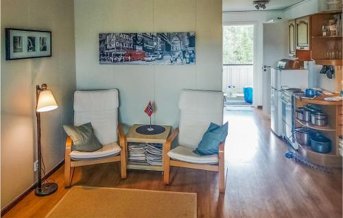 - un salon avec deux chaises et une table dans l'établissement Nice Apartment In Gol With Kitchen, à Gol
