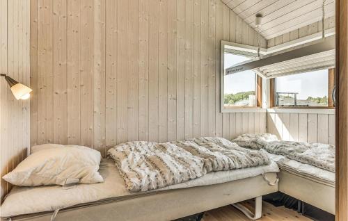 Spodsbjergにある4 Bedroom Amazing Home In Rudkbingの窓付きの部屋(ベッド2台付)