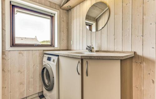 W łazience znajduje się pralka i umywalka. w obiekcie 4 Bedroom Amazing Home In Rudkbing w mieście Spodsbjerg