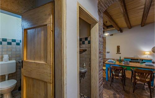 Pokój ze stołem i kuchnią z drzwiami w obiekcie Villa Grandi w mieście Grandići