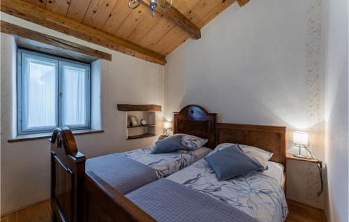 2 łóżka pojedyncze w sypialni z oknem w obiekcie Villa Grandi w mieście Grandići