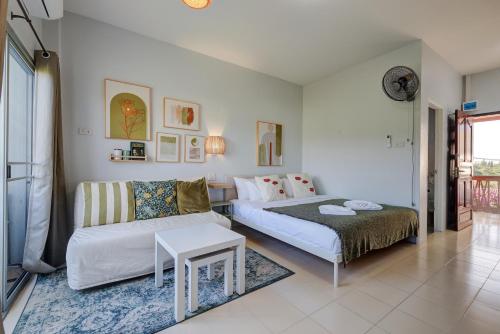 Un pat sau paturi într-o cameră la Chaweng Apartment