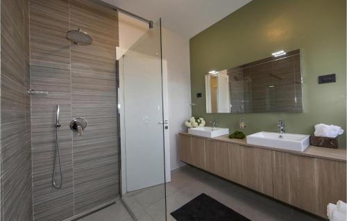 La salle de bains est pourvue d'une douche, de 2 lavabos et d'un miroir. dans l'établissement Villa Verde, à Sveti Lovreč Pazenatički