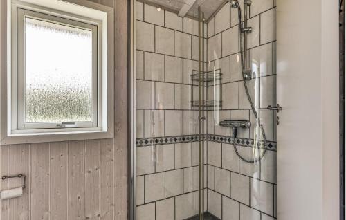 SpodsbjergにあるStunning Home In Rudkbing With Saunaのバスルーム(ガラスドア付きのシャワー付)