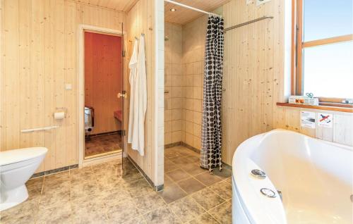 y baño con bañera, aseo y ducha. en Gorgeous Home In Slagelse With Kitchen en Slagelse