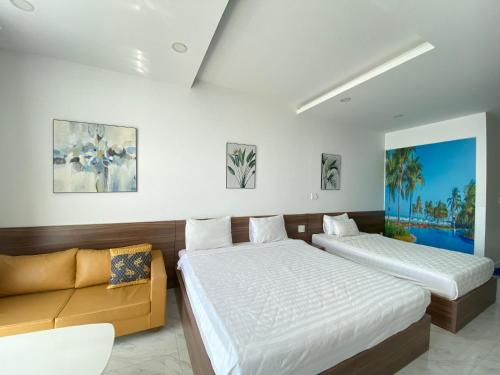 - une chambre avec deux lits et un canapé dans l'établissement Căn hộ view biển Sea Links MŨI NÉ, à Phan Thiết