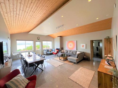 sala de estar amplia con mesa y sofá en Beautiful lakehouse by the golden circle - fishing, en Selfoss