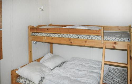 2 beliches num pequeno quarto com uma cama em Nice Home In Hals With Kitchen em Hals