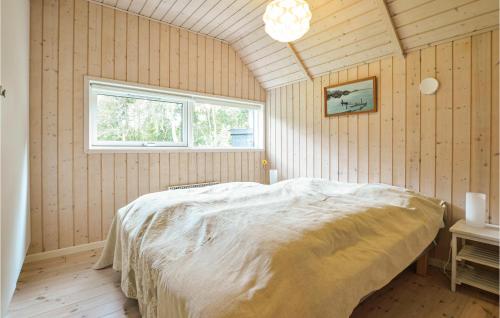 VigにあるAmazing Home In Vig With 4 Bedrooms, Sauna And Wifiの窓付きの部屋にベッド付きのベッドルーム1室があります。