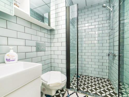 een badkamer met een douche, een toilet en een wastafel bij Vacation Residence w Pool 5 min to Mall of Antalya in Antalya