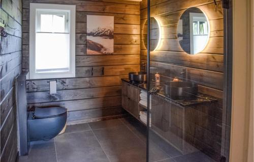 Treungen的住宿－Lovely Home In Treungen With Wifi，一间带卫生间、水槽和镜子的浴室