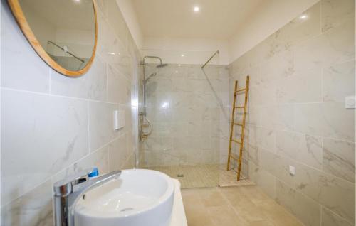 uma casa de banho com um lavatório e um chuveiro com um espelho. em Lovely Apartment In Piana With Wifi em Piana