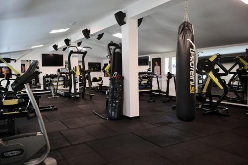 un gimnasio con un neumático grande colgando del techo en Home Filip, en Golubovci