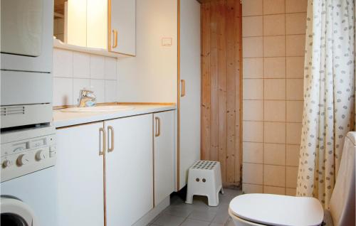 a small bathroom with a toilet and a sink at Stunning Home In Humble With 4 Bedrooms, Sauna And Wifi in Humble