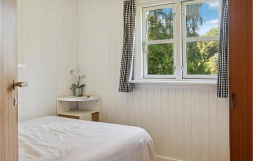um quarto com uma cama e uma janela em Awesome Home In Askeby With Kitchen em Askeby