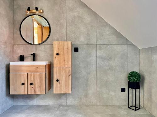 baño con lavabo y espejo en la pared en Vila Milan en Bled