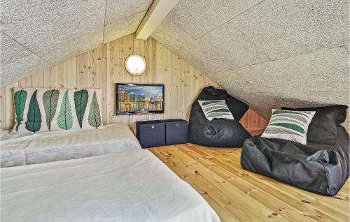 HouにあるLovely Home In Tranekr With Kitchenのウッドフロアの客室で、ベッド2台が備わります。