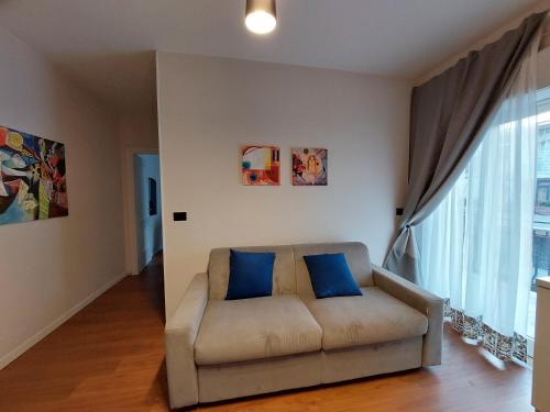 sala de estar con sofá y 2 almohadas azules en Sicily Holidays Home, en Calatabiano