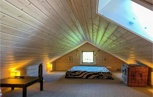 sypialnia z łóżkiem na poddaszu w obiekcie Stunning Home In Glesborg With Wifi w mieście Strandhuse