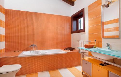 La salle de bains est pourvue de carrelage orange, d'une baignoire et d'un lavabo. dans l'établissement Villa Nikola, à VeliGolji