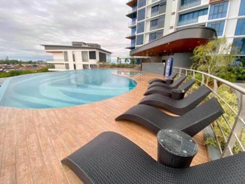 a swimming pool on top of a building at Hanns&FreeWIFI&Washer+Pool@SunshineComfortHMStay3 in Sibu