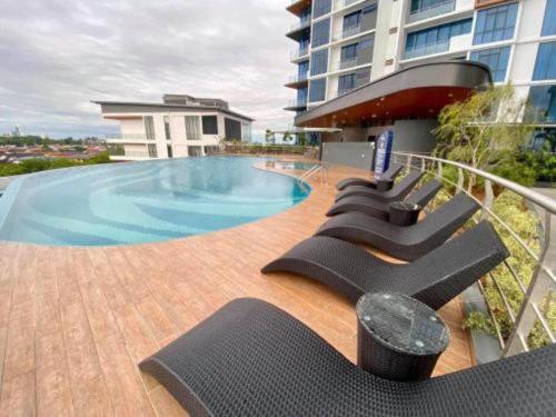Bazén v ubytování Hanns&FreeWIFI&Washer+Pool@SunshineComfortHMStay3 nebo v jeho okolí